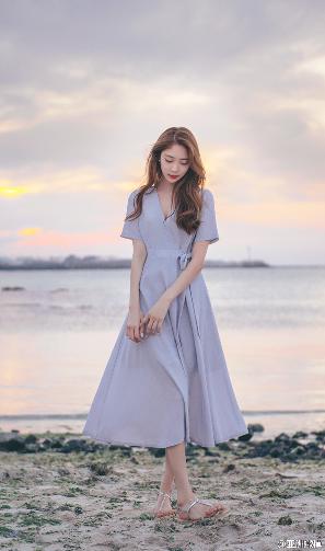 年轻漂亮的女士护士内衣